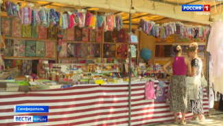 В Симферополе открылся школьный базар с широким выбором одежды, тетрадей и канцелярии