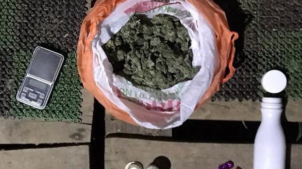 Полицейские задержали пожилого ялтинца с сотнями доз наркотиков 