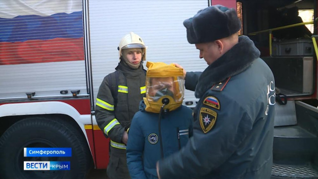 Крымские спасатели показали мастер-класс кадетам МЧС