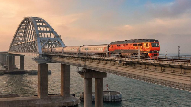 Семь крымский поездов задерживаются из-за ЧП на мосту