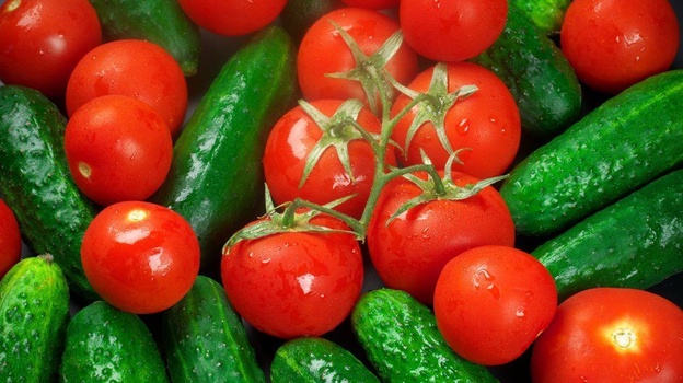 1.200 тонн томатов и 90 тонн огурцов произвели в Крыму за два месяца