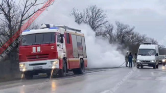 На трассе в Красногвардейском районе горит автомобиль [ВИДЕО]