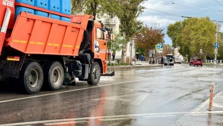 Севавтодор не поливает асфальт, а моет дороги