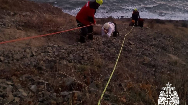 В Крыму двое туристов застряли в горах