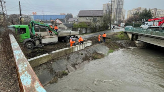 Коммунальщики укрепляют набережную Симферополя, чтобы не допустить паводка