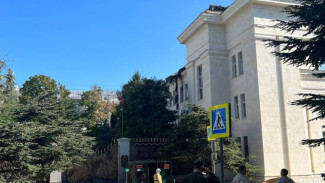 Жителей Севастополя просят оставаться дома из-за атаки на штаб ЧФ