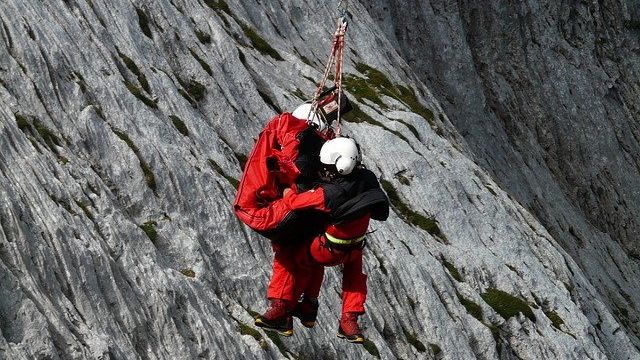 В горах Крыма застряли туристы с ребенком