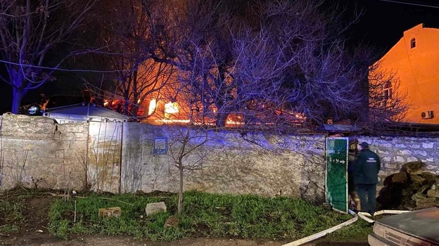 В Севастополе загорелся частный дом