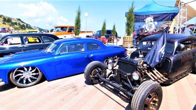 На Ай-Петри стартовал фестиваль ретро-автомобилей