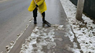 Симферополь продолжают расчищать от снега 