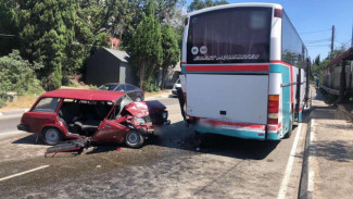 В Алупке легковушка протаранила рейсовый автобус: один человек погиб