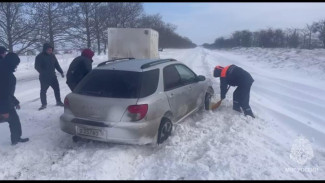Крымские спасатели помогают автомобилистам выбраться из сугробов [ВИДЕО]