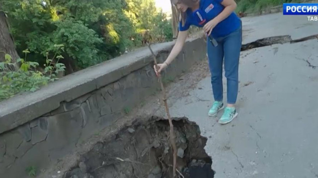 Дорога на улице Ким в Симферополе продолжает разрушаться после подтоплений