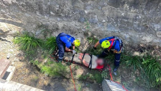 Мужчина сорвался в русло реки с четырёхметровой подпорной стены в Ялте