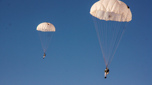 Разведчики Черноморского флота готовятся к прыжкам с парашютом