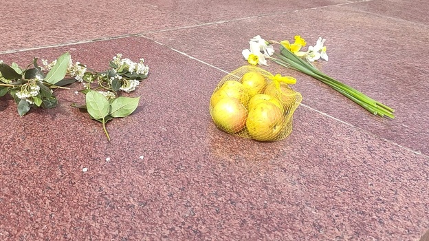 В Ялте возложили сетку с яблоками к памятнику Ленину
