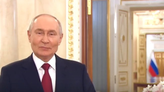 Путин поздравил россиянок с Международным женским днем