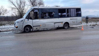 В Белогорске лоб в лоб столкнулись спецтранспорт и автобус