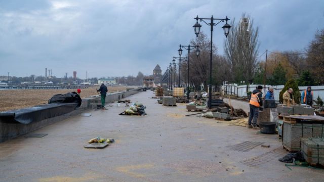 «Шторм века» сдвинул сроки сдачи набережной в Евпатории