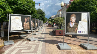 В Симферополе открыли фотовыставку «Жена героя»