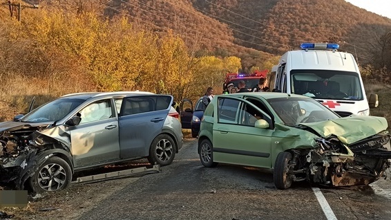 Две легковушки столкнулись лоб в лоб на автодороге в Крыму 