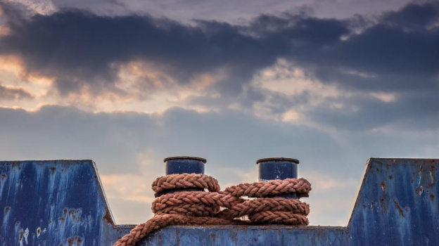 В грузовом порту Ялты оторвалась сухогрузная баржа