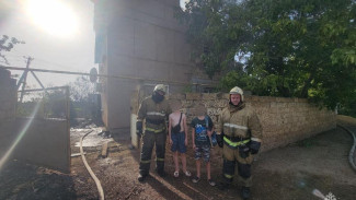  Из горящего дома в Сакском районе спасли двух детей и пенсионерку
