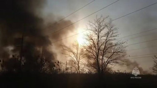  Более 100 человек тушат пожар под Феодосией 