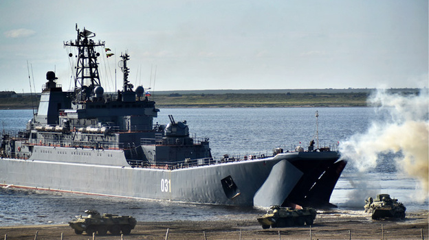 Десантные корабли Северного флота остались в Черном море после учений в Крыму