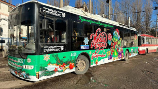В трёх городах Крыма на маршруты вышли новогодние троллейбусы