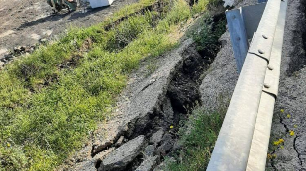 В Крыму перекрыли дорогу из-за оползня
