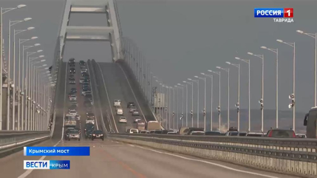 Пробки образовались перед въездом на Крымский мост со стороны Керчи