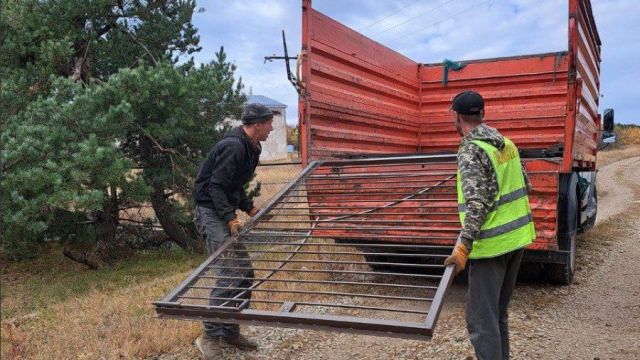 На Ай-Петри снесли двадцатиметровый забор