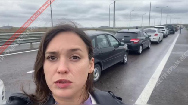По Крымскому мосту пропускают колонны из 50 автомобилей