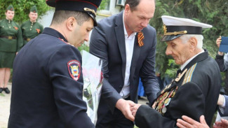 Руководители Сакского района и сотрудники МВД поздравили ветеранов Великой Отечественной войны
