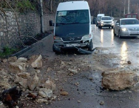 На автобус в Севастополе обрушилась скальная порода