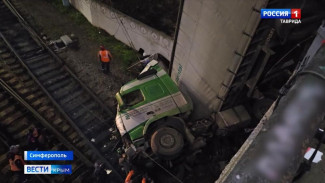 В Симферополе перекрыли движение на участке улицы Ким из-за демонтажа рухнувшей с моста фуры