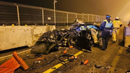 На Крымском мосту легковушка влетела в ограждение и опрокинулась: Погибли два человека