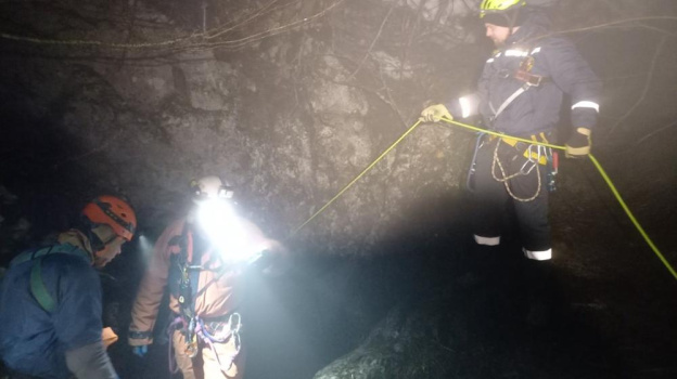 В Крыму спасли спелеолога, застрявшего на глубине 75 метров