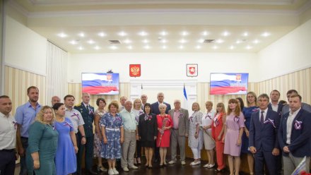 Аксёнов вручил награды в честь Дня флага России