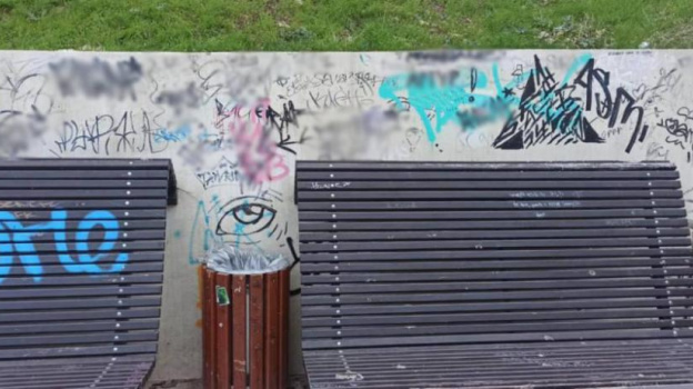 В Севастополе вандалы изрисовали граффити новые скамьи и лестницу