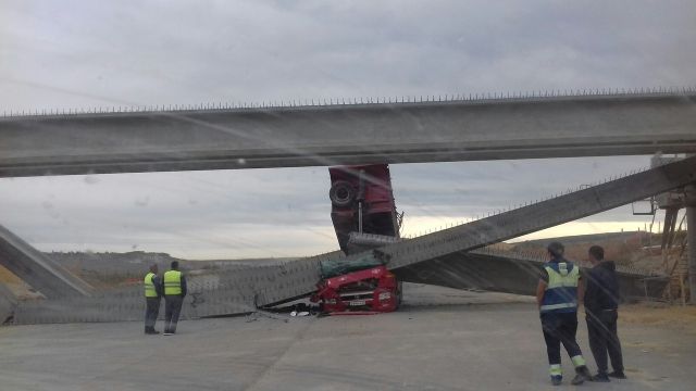 ЧП на «Тавриде»: грузовик обвалил объездной мост  