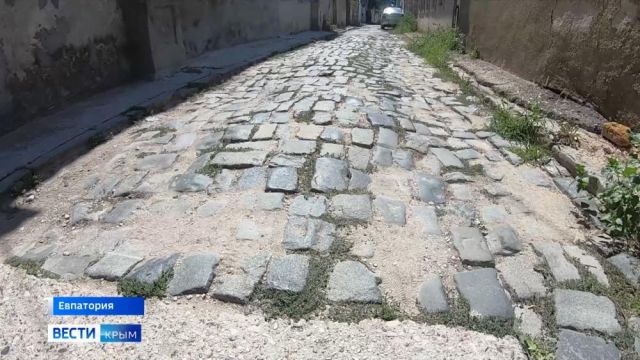 Брусчатку XIX века пытаются спасти экскурсоводы в Евпатории
