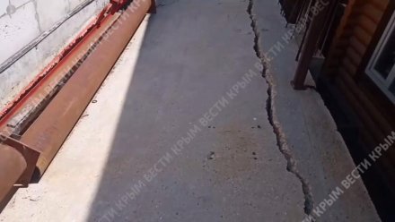 Многоэтажке в Алупке угрожает соседний «сползающий» дом