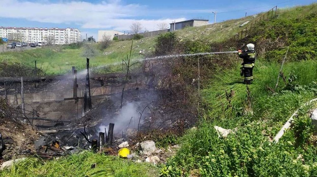 Крупный пожар произошёл рядом с шоссе в Севастополе