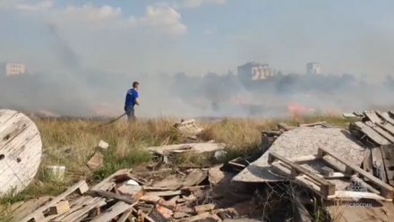 Огнеборцы МЧС России ликвидируют возгорание в Симферопольском районе