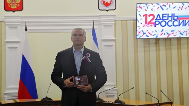 Аксёнов наградил выдающихся крымчан в честь Дня России