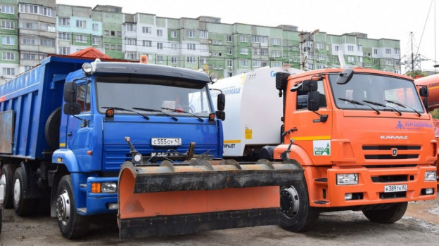 На обледенелые дороги Крыма высыпали почти 2 тыс тонн спецрастворов  