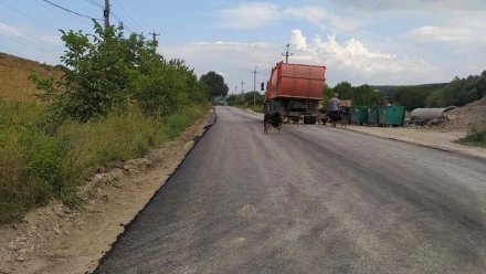 На основных дорогах Симферопольского района меняют асфальт
