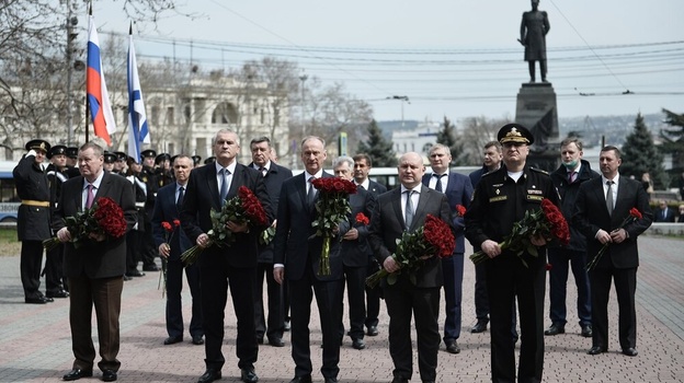 Аксёнов почтил память защитников Севастополя